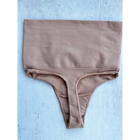 SKIMS Kim Kardashian Core Control Thong Beige Size S/M SH-THG-0108 NWOT - Picture 2 of 6